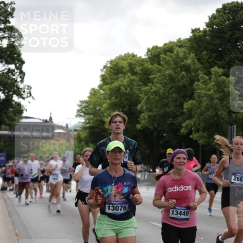 29.06.2025 - hella hamburg halbmarathon Jannik Wohlers http://msf.ph/oto/8144074 29.06.2025 10:46:08 Lombardsbrücke 1371, 1375, 1608, 1837, 2500, 2697, 3469, 3734, 4355, 4448, 4604, 6124, 6161, 7303, 7364, 7767, 8477, 8551, 8700, 9691, 10153, 10230, 13076, 13122, 13213, 13449, 13969, 14250, 14261, 14473, 15305, 15683, 15852, 16218, 16717, 16882, 16912, 16987, 17006, 17419, 17459, 17633, 17704, 17936, 18458 meine-sportfotos.de