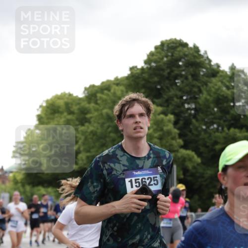 29.06.2025 - hella hamburg halbmarathon Jannik Wohlers http://msf.ph/oto/8144104 29.06.2025 10:46:09 Lombardsbrücke 1371, 1375, 1608, 1837, 2500, 2697, 3469, 3734, 4202, 4296, 4355, 4448, 4604, 6124, 6161, 7303, 7767, 8477, 8551, 8700, 9691, 10153, 10230, 13076, 13213, 13449, 13969, 14250, 14261, 14473, 15305, 15683, 15852, 16218, 16717, 16882, 16912, 16987, 17006, 17419, 17459, 17633, 17704, 17936, 18458 meine-sportfotos.de