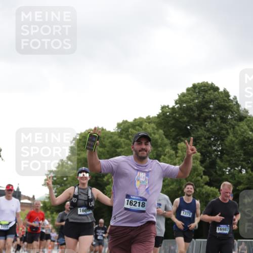 29.06.2025 - hella hamburg halbmarathon Jannik Wohlers http://msf.ph/oto/8144137 29.06.2025 10:46:15 Lombardsbrücke 1371, 1375, 1608, 1837, 1999, 2162, 2697, 3277, 3406, 3407, 3469, 3734, 4202, 4296, 4342, 4355, 4604, 5700, 6124, 6161, 6740, 7303, 7412, 7767, 7827, 8477, 8551, 9243, 9691, 10230, 10591, 13076, 13449, 13969, 14011, 14261, 14473, 15305, 15852, 16218, 16882, 16987, 17419, 17459, 17633, 18458, 18881, 18924 meine-sportfotos.de