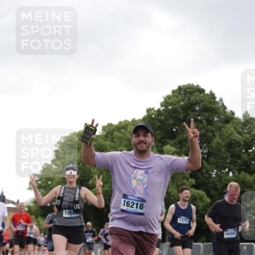 29.06.2025 - hella hamburg halbmarathon Jannik Wohlers http://msf.ph/oto/8144159 29.06.2025 10:46:15 Lombardsbrücke 1371, 1375, 1608, 1837, 1999, 2162, 2697, 3277, 3406, 3407, 3469, 3734, 4202, 4296, 4342, 4355, 4604, 5700, 6124, 6161, 6740, 7303, 7412, 7767, 7827, 8477, 8551, 9243, 9691, 10230, 10591, 13076, 13449, 13969, 14011, 14261, 14473, 15305, 15852, 16218, 16882, 16987, 17419, 17459, 17633, 18458, 18881, 18924 meine-sportfotos.de
