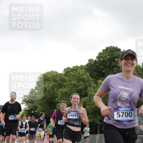 29.06.2025 - hella hamburg halbmarathon Jannik Wohlers http://msf.ph/oto/8144440 29.06.2025 10:46:27 Lombardsbrücke 1073, 1286, 1363, 1371, 1375, 1720, 1999, 2162, 2211, 2320, 2556, 2665, 2981, 3277, 3406, 3407, 3734, 3823, 4202, 4296, 4342, 5111, 5114, 5700, 5796, 5953, 6740, 7412, 7827, 8486, 8553, 8684, 9050, 9092, 9139, 9243, 9743, 9758, 10514, 10515, 10591, 11618, 12140, 12258, 13195, 13756, 13757, 13885, 14011, 14181, 14680, 14891, 16987, 17288, 17459, 18315, 18403, 18881, 18924, 18950 meine-sportfotos.de