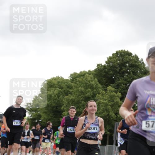 29.06.2025 - hella hamburg halbmarathon Jannik Wohlers http://msf.ph/oto/8144452 29.06.2025 10:46:27 Lombardsbrücke 1073, 1286, 1363, 1371, 1375, 1720, 1999, 2162, 2211, 2320, 2556, 2665, 2981, 3277, 3406, 3407, 3734, 3823, 4202, 4296, 4342, 5111, 5114, 5700, 5796, 5953, 6740, 7412, 7827, 8486, 8553, 8684, 9050, 9092, 9139, 9243, 9743, 9758, 10514, 10515, 10591, 11618, 12140, 12258, 13195, 13756, 13757, 13885, 14011, 14181, 14680, 14891, 16987, 17288, 17459, 18315, 18403, 18881, 18924, 18950 meine-sportfotos.de