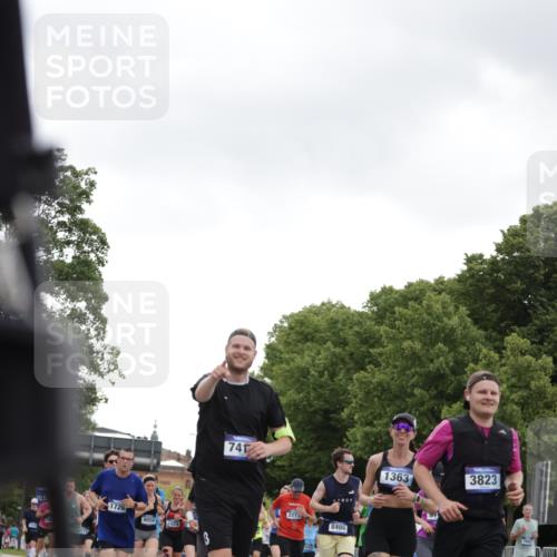 29.06.2025 - hella hamburg halbmarathon Jannik Wohlers http://msf.ph/oto/8144458 29.06.2025 10:46:28 Lombardsbrücke 1073, 1286, 1363, 1371, 1375, 1720, 1999, 2162, 2211, 2320, 2327, 2556, 2665, 2981, 3277, 3406, 3407, 3734, 3823, 4202, 4296, 4342, 5111, 5114, 5700, 5796, 5953, 6496, 6740, 7412, 7827, 8486, 8553, 8684, 9050, 9092, 9139, 9243, 9743, 9758, 9949, 10514, 10515, 10591, 11618, 12140, 12258, 13195, 13756, 13757, 13885, 14011, 14181, 14680, 14891, 15806, 16987, 17288, 17459, 18315, 18403, 18881, 18924, 18950 meine-sportfotos.de