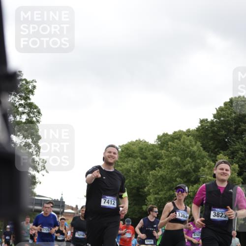 29.06.2025 - hella hamburg halbmarathon Jannik Wohlers http://msf.ph/oto/8144484 29.06.2025 10:46:29 Lombardsbrücke 1073, 1286, 1363, 1720, 1999, 2162, 2211, 2320, 2327, 2556, 2665, 2981, 3277, 3406, 3407, 3823, 4202, 4296, 4342, 5111, 5114, 5700, 5796, 5953, 6485, 6496, 6740, 7412, 7827, 8486, 8553, 8684, 9050, 9092, 9139, 9243, 9743, 9758, 9949, 10514, 10515, 10591, 11618, 12140, 12258, 12630, 13195, 13756, 13757, 13885, 14011, 14181, 14680, 14891, 15806, 17288, 17356, 18315, 18403, 18881, 18924, 18950 meine-sportfotos.de