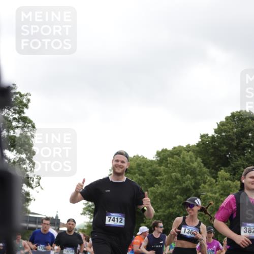 29.06.2025 - hella hamburg halbmarathon Jannik Wohlers http://msf.ph/oto/8144512 29.06.2025 10:46:29 Lombardsbrücke 1073, 1286, 1363, 1720, 1999, 2162, 2211, 2320, 2327, 2556, 2665, 2981, 3277, 3406, 3407, 3823, 4202, 4296, 4342, 5111, 5114, 5700, 5796, 5953, 6485, 6496, 6740, 7412, 7827, 8486, 8553, 8684, 9050, 9092, 9139, 9243, 9743, 9758, 9949, 10514, 10515, 10591, 11618, 12140, 12258, 12630, 13195, 13756, 13757, 13885, 14011, 14181, 14680, 14891, 15806, 17288, 17356, 18315, 18403, 18881, 18924, 18950 meine-sportfotos.de