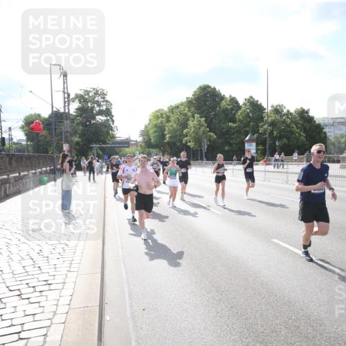 29.06.2025 - hella hamburg halbmarathon Jannik Wohlers http://msf.ph/oto/8144602 29.06.2025 09:54:17 Lombardsbrücke 1549, 1817, 1942, 2222, 2442, 2470, 2561, 2670, 2955, 3562, 4017, 4816, 5447, 5706, 5884, 6266, 6723, 6819, 6978, 7087, 7274, 8117, 8142, 8374, 8482, 8657, 8916, 9038, 9051, 9924, 10057, 11422, 11518, 11519, 11688, 12269, 12367, 12670, 13008, 13398, 13421, 13630, 13726, 13919, 14248, 14361, 14797, 14911, 15478, 15479, 16626, 16834, 17353, 17461, 17753, 17865, 18370, 18801, 18915, 18923, 18942, 19007 meine-sportfotos.de