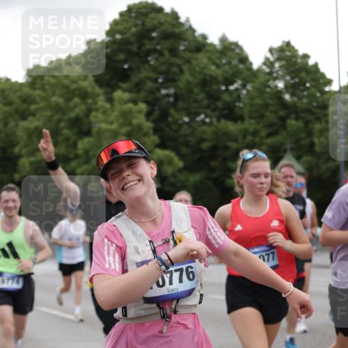 29.06.2025 - hella hamburg halbmarathon Jannik Wohlers http://msf.ph/oto/8144772 29.06.2025 10:46:43 Lombardsbrücke 1073, 1185, 1286, 1593, 1607, 1961, 2211, 2327, 2537, 2555, 2556, 2665, 2981, 4184, 4239, 4483, 5111, 5114, 5796, 5953, 6485, 6496, 6879, 7073, 7430, 7431, 8131, 8486, 8684, 8706, 8967, 9050, 9139, 9557, 9758, 9774, 9949, 10903, 11378, 11618, 11621, 12258, 12538, 12630, 12989, 13172, 13430, 13431, 13819, 14370, 14680, 15806, 15865, 16077, 16684, 16836, 17015, 17288, 17356, 18147, 18403, 18654, 18674, 18753 meine-sportfotos.de