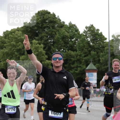 29.06.2025 - hella hamburg halbmarathon Jannik Wohlers http://msf.ph/oto/8144791 29.06.2025 10:46:44 Lombardsbrücke 1073, 1185, 1286, 1593, 1607, 1704, 1961, 2327, 2537, 2555, 2556, 2665, 4184, 4239, 4483, 5111, 5114, 5796, 5953, 6485, 6496, 6879, 7073, 7430, 7431, 8131, 8684, 8706, 8967, 9557, 9758, 9774, 9949, 10903, 11378, 11618, 11621, 12258, 12538, 12630, 12989, 13172, 13430, 13431, 13819, 14370, 14680, 15806, 15865, 16077, 16684, 16836, 17015, 17288, 17356, 18147, 18403, 18654, 18674, 18753 meine-sportfotos.de