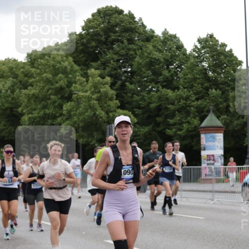 29.06.2025 - hella hamburg halbmarathon Jannik Wohlers http://msf.ph/oto/8145015 29.06.2025 10:46:54 Lombardsbrücke 1463, 1523, 1607, 1704, 2148, 2537, 2555, 2994, 4184, 4325, 4483, 4806, 4895, 4974, 4975, 5895, 6255, 6256, 6879, 6995, 7430, 7431, 7630, 7631, 8105, 8131, 8706, 8915, 8953, 9018, 9273, 9557, 9774, 9969, 9972, 10075, 10903, 11276, 11378, 11621, 12989, 13172, 13349, 13430, 13431, 13806, 13819, 13830, 13898, 14370, 14441, 14516, 14517, 15413, 15865, 16337, 16552, 16836, 17015, 17122, 17514, 18147, 18258, 18674, 18753, 18781, 18852, 18858 meine-sportfotos.de