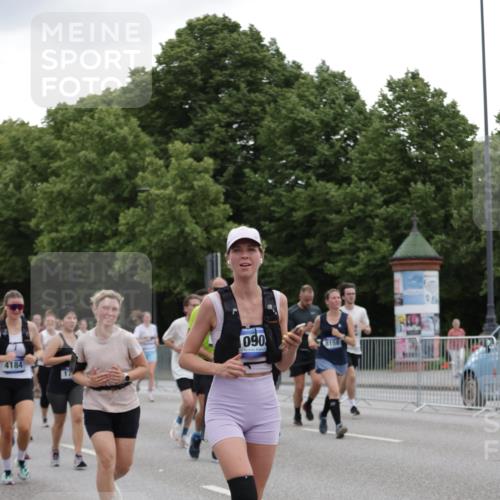 29.06.2025 - hella hamburg halbmarathon Jannik Wohlers http://msf.ph/oto/8145020 29.06.2025 10:46:54 Lombardsbrücke 1463, 1523, 1607, 1704, 2148, 2537, 2555, 2994, 4184, 4325, 4483, 4806, 4895, 4974, 4975, 5895, 6255, 6256, 6879, 6995, 7430, 7431, 7630, 7631, 8105, 8131, 8706, 8915, 8953, 9018, 9273, 9557, 9774, 9969, 9972, 10075, 10903, 11276, 11378, 11621, 12989, 13172, 13349, 13430, 13431, 13806, 13819, 13830, 13898, 14370, 14441, 14516, 14517, 15413, 15865, 16337, 16552, 16836, 17015, 17122, 17514, 18147, 18258, 18674, 18753, 18781, 18852, 18858 meine-sportfotos.de