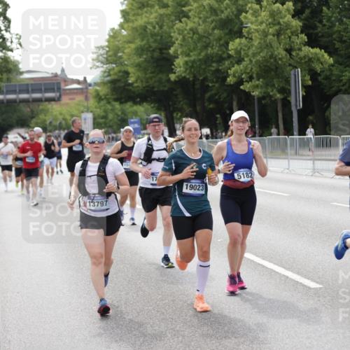 29.06.2025 - hella hamburg halbmarathon Jannik Wohlers http://msf.ph/oto/8145079 29.06.2025 10:09:58 Lombardsbrücke 1573, 5182, 5440, 7042, 7333, 7685, 8219, 8890, 9816, 11180, 12008, 13797, 14679, 14822, 15409, 16166, 16639, 16872, 17730, 19023 meine-sportfotos.de