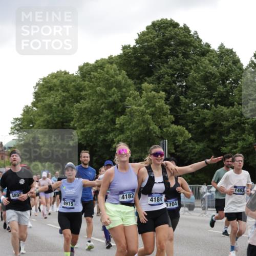 29.06.2025 - hella hamburg halbmarathon Jannik Wohlers http://msf.ph/oto/8145093 29.06.2025 10:46:55 Lombardsbrücke 1463, 1523, 1704, 2148, 2407, 2537, 2994, 4184, 4325, 4483, 4806, 4895, 4974, 4975, 5895, 6255, 6256, 6879, 6995, 7403, 7430, 7431, 7630, 7631, 8105, 8131, 8706, 8915, 8953, 9018, 9273, 9557, 9774, 9969, 9972, 10075, 10903, 11276, 11378, 11621, 12989, 13172, 13349, 13430, 13431, 13806, 13819, 13830, 13898, 14441, 14516, 14517, 15413, 15865, 16337, 16552, 17015, 17122, 17514, 18258, 18674, 18753, 18781, 18852, 18858 meine-sportfotos.de