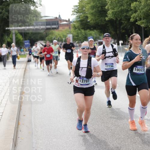 29.06.2025 - hella hamburg halbmarathon Jannik Wohlers http://msf.ph/oto/8145097 29.06.2025 10:09:58 Lombardsbrücke 1573, 5182, 5440, 7042, 7333, 7685, 8219, 8890, 9816, 11180, 12008, 13797, 14679, 14822, 15409, 16166, 16639, 16872, 17730, 19023 meine-sportfotos.de