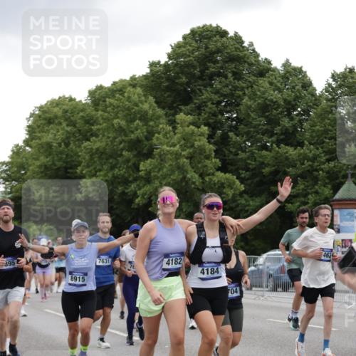 29.06.2025 - hella hamburg halbmarathon Jannik Wohlers http://msf.ph/oto/8145107 29.06.2025 10:46:56 Lombardsbrücke 1463, 1523, 1704, 2148, 2407, 2537, 2994, 3339, 4184, 4325, 4483, 4806, 4895, 4974, 4975, 5895, 6255, 6256, 6879, 6995, 7403, 7430, 7431, 7630, 7631, 8105, 8131, 8706, 8915, 8953, 9018, 9273, 9557, 9774, 9969, 9972, 10075, 10206, 10903, 11276, 11378, 12989, 13172, 13349, 13430, 13431, 13806, 13819, 13830, 13898, 14441, 14516, 14517, 15413, 16337, 16552, 17015, 17122, 17514, 18258, 18415, 18753, 18781, 18852, 18858 meine-sportfotos.de