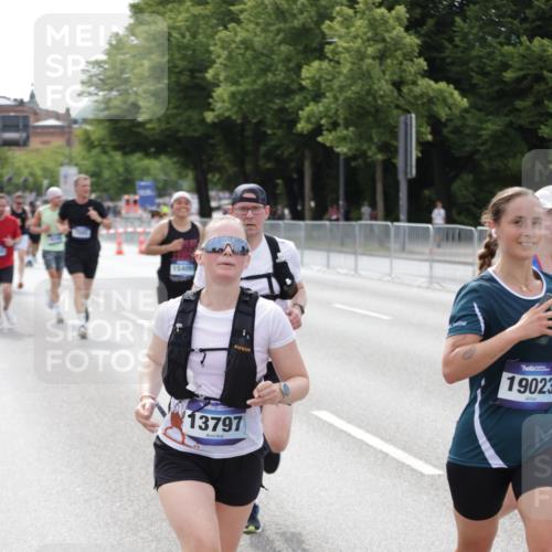 29.06.2025 - hella hamburg halbmarathon Jannik Wohlers http://msf.ph/oto/8145114 29.06.2025 10:09:59 Lombardsbrücke 1573, 5182, 5440, 7042, 7685, 8219, 8890, 9816, 11180, 12008, 13797, 13901, 14679, 14822, 15409, 16166, 16639, 16872, 17730, 19023 meine-sportfotos.de