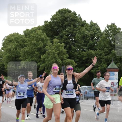 29.06.2025 - hella hamburg halbmarathon Jannik Wohlers http://msf.ph/oto/8145117 29.06.2025 10:46:56 Lombardsbrücke 1463, 1523, 1704, 2148, 2407, 2537, 2994, 3339, 4184, 4325, 4483, 4806, 4895, 4974, 4975, 5895, 6255, 6256, 6879, 6995, 7403, 7430, 7431, 7630, 7631, 8105, 8131, 8706, 8915, 8953, 9018, 9273, 9557, 9774, 9969, 9972, 10075, 10206, 10903, 11276, 11378, 12989, 13172, 13349, 13430, 13431, 13806, 13819, 13830, 13898, 14441, 14516, 14517, 15413, 16337, 16552, 17015, 17122, 17514, 18258, 18415, 18753, 18781, 18852, 18858 meine-sportfotos.de
