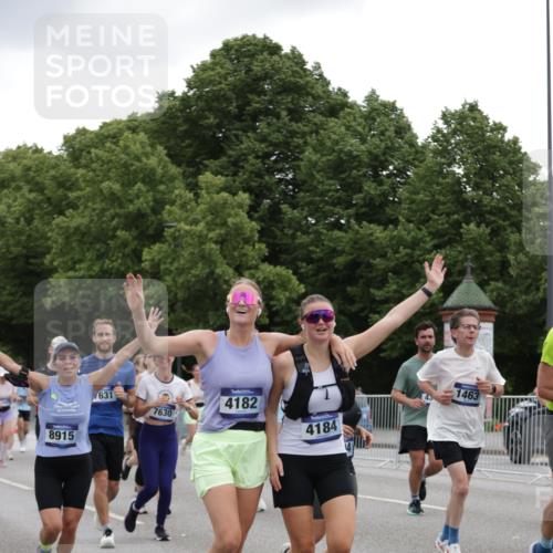 29.06.2025 - hella hamburg halbmarathon Jannik Wohlers http://msf.ph/oto/8145138 29.06.2025 10:46:56 Lombardsbrücke 1463, 1523, 1704, 2148, 2407, 2537, 2994, 3339, 4184, 4325, 4483, 4806, 4895, 4974, 4975, 5895, 6255, 6256, 6879, 6995, 7403, 7430, 7431, 7630, 7631, 8105, 8131, 8706, 8915, 8953, 9018, 9273, 9557, 9774, 9969, 9972, 10075, 10206, 10903, 11276, 11378, 12989, 13172, 13349, 13430, 13431, 13806, 13819, 13830, 13898, 14441, 14516, 14517, 15413, 16337, 16552, 17015, 17122, 17514, 18258, 18415, 18753, 18781, 18852, 18858 meine-sportfotos.de