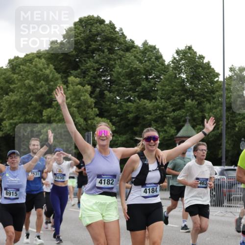 29.06.2025 - hella hamburg halbmarathon Jannik Wohlers http://msf.ph/oto/8145162 29.06.2025 10:46:56 Lombardsbrücke 1463, 1523, 1704, 2148, 2407, 2537, 2994, 3339, 4184, 4325, 4483, 4806, 4895, 4974, 4975, 5895, 6255, 6256, 6879, 6995, 7403, 7430, 7431, 7630, 7631, 8105, 8131, 8706, 8915, 8953, 9018, 9273, 9557, 9774, 9969, 9972, 10075, 10206, 10903, 11276, 11378, 12989, 13172, 13349, 13430, 13431, 13806, 13819, 13830, 13898, 14441, 14516, 14517, 15413, 16337, 16552, 17015, 17122, 17514, 18258, 18415, 18753, 18781, 18852, 18858 meine-sportfotos.de
