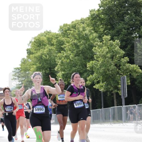 29.06.2025 - hella hamburg halbmarathon Jannik Wohlers http://msf.ph/oto/8145389 29.06.2025 10:10:19 Lombardsbrücke 1186, 4389, 5990, 5991, 7250, 9169, 9681, 9829, 11355, 11887, 11904, 11905, 12426, 12629, 13588, 13594, 13825, 13901, 15214, 16344, 16808, 17532, 18949 meine-sportfotos.de
