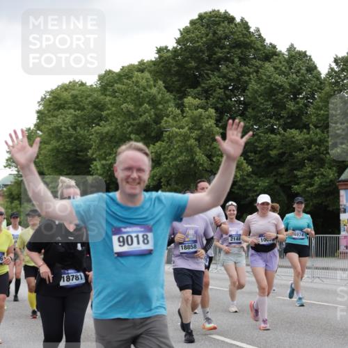 29.06.2025 - hella hamburg halbmarathon Jannik Wohlers http://msf.ph/oto/8145414 29.06.2025 10:47:02 Lombardsbrücke 1434, 1463, 1523, 1704, 2148, 2407, 2882, 2994, 3339, 4037, 4184, 4325, 4806, 4895, 4974, 4975, 5621, 5622, 5895, 6255, 6256, 6879, 6995, 7403, 7630, 7631, 8105, 8270, 8915, 8953, 9018, 9273, 9969, 9972, 10075, 10206, 10903, 11276, 11351, 11378, 11458, 11730, 11738, 13349, 13737, 13806, 13819, 13830, 13898, 13909, 14197, 14441, 14516, 14517, 15413, 16018, 16337, 16552, 17122, 17216, 17514, 18258, 18415, 18753, 18781, 18852, 18858 meine-sportfotos.de
