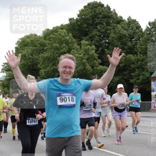 29.06.2025 - hella hamburg halbmarathon Jannik Wohlers http://msf.ph/oto/8145423 29.06.2025 10:47:02 Lombardsbrücke 1434, 1463, 1523, 1704, 2148, 2407, 2882, 2994, 3339, 4037, 4184, 4325, 4806, 4895, 4974, 4975, 5621, 5622, 5895, 6255, 6256, 6879, 6995, 7403, 7630, 7631, 8105, 8270, 8915, 8953, 9018, 9273, 9969, 9972, 10075, 10206, 10903, 11276, 11351, 11378, 11458, 11730, 11738, 13349, 13737, 13806, 13819, 13830, 13898, 13909, 14197, 14441, 14516, 14517, 15413, 16018, 16337, 16552, 17122, 17216, 17514, 18258, 18415, 18753, 18781, 18852, 18858 meine-sportfotos.de
