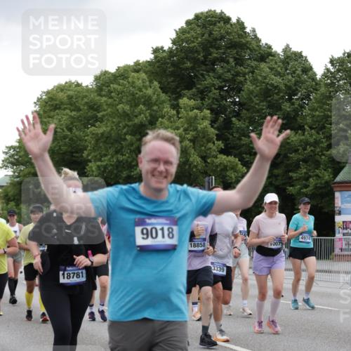 29.06.2025 - hella hamburg halbmarathon Jannik Wohlers http://msf.ph/oto/8145429 29.06.2025 10:47:02 Lombardsbrücke 1434, 1463, 1523, 1704, 2148, 2407, 2882, 2994, 3339, 4037, 4184, 4325, 4806, 4895, 4974, 4975, 5621, 5622, 5895, 6255, 6256, 6879, 6995, 7403, 7630, 7631, 8105, 8270, 8915, 8953, 9018, 9273, 9969, 9972, 10075, 10206, 10903, 11276, 11351, 11378, 11458, 11730, 11738, 13349, 13737, 13806, 13819, 13830, 13898, 13909, 14197, 14441, 14516, 14517, 15413, 16018, 16337, 16552, 17122, 17216, 17514, 18258, 18415, 18753, 18781, 18852, 18858 meine-sportfotos.de