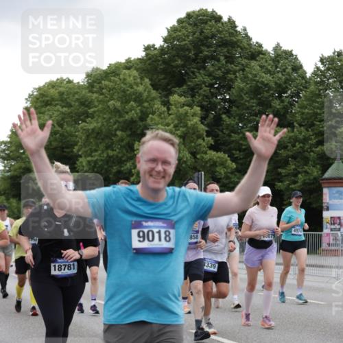 29.06.2025 - hella hamburg halbmarathon Jannik Wohlers http://msf.ph/oto/8145436 29.06.2025 10:47:02 Lombardsbrücke 1434, 1463, 1523, 1704, 2148, 2407, 2882, 2994, 3339, 4037, 4184, 4325, 4806, 4895, 4974, 4975, 5621, 5622, 5895, 6255, 6256, 6879, 6995, 7403, 7630, 7631, 8105, 8270, 8915, 8953, 9018, 9273, 9969, 9972, 10075, 10206, 10903, 11276, 11351, 11378, 11458, 11730, 11738, 13349, 13737, 13806, 13819, 13830, 13898, 13909, 14197, 14441, 14516, 14517, 15413, 16018, 16337, 16552, 17122, 17216, 17514, 18258, 18415, 18753, 18781, 18852, 18858 meine-sportfotos.de
