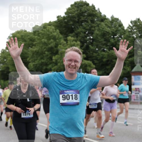 29.06.2025 - hella hamburg halbmarathon Jannik Wohlers http://msf.ph/oto/8145455 29.06.2025 10:47:02 Lombardsbrücke 1434, 1463, 1523, 1704, 2148, 2407, 2882, 2994, 3339, 4037, 4184, 4325, 4806, 4895, 4974, 4975, 5621, 5622, 5895, 6255, 6256, 6879, 6995, 7403, 7630, 7631, 8105, 8270, 8915, 8953, 9018, 9273, 9969, 9972, 10075, 10206, 10903, 11276, 11351, 11378, 11458, 11730, 11738, 13349, 13737, 13806, 13819, 13830, 13898, 13909, 14197, 14441, 14516, 14517, 15413, 16018, 16337, 16552, 17122, 17216, 17514, 18258, 18415, 18753, 18781, 18852, 18858 meine-sportfotos.de