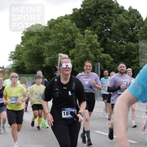29.06.2025 - hella hamburg halbmarathon Jannik Wohlers http://msf.ph/oto/8145461 29.06.2025 10:47:03 Lombardsbrücke 1434, 1463, 1523, 1704, 2148, 2407, 2882, 2994, 3339, 4037, 4184, 4325, 4806, 4895, 4974, 4975, 5621, 5622, 5895, 6255, 6256, 6879, 6995, 7403, 7630, 7631, 8105, 8270, 8915, 8953, 9018, 9273, 9969, 9972, 10075, 10206, 10903, 11276, 11351, 11378, 11458, 11730, 11738, 13349, 13737, 13806, 13830, 13898, 13909, 14197, 14441, 14516, 14517, 15413, 16018, 16337, 16552, 17122, 17216, 17514, 18258, 18415, 18623, 18781, 18852, 18858 meine-sportfotos.de
