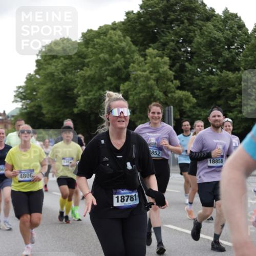 29.06.2025 - hella hamburg halbmarathon Jannik Wohlers http://msf.ph/oto/8145468 29.06.2025 10:47:03 Lombardsbrücke 1434, 1463, 1523, 1704, 2148, 2407, 2882, 2994, 3339, 4037, 4184, 4325, 4806, 4895, 4974, 4975, 5621, 5622, 5895, 6255, 6256, 6879, 6995, 7403, 7630, 7631, 8105, 8270, 8915, 8953, 9018, 9273, 9969, 9972, 10075, 10206, 10903, 11276, 11351, 11378, 11458, 11730, 11738, 13349, 13737, 13806, 13830, 13898, 13909, 14197, 14441, 14516, 14517, 15413, 16018, 16337, 16552, 17122, 17216, 17514, 18258, 18415, 18623, 18781, 18852, 18858 meine-sportfotos.de