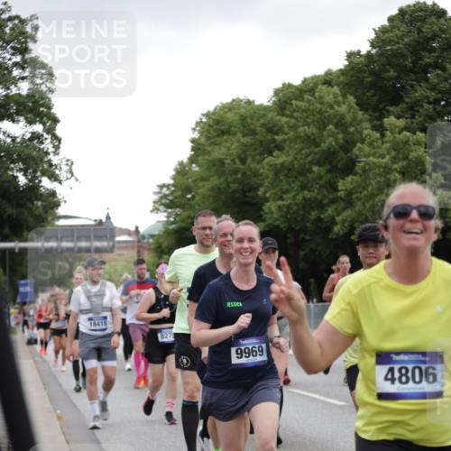 29.06.2025 - hella hamburg halbmarathon Jannik Wohlers http://msf.ph/oto/8145596 29.06.2025 10:47:05 Lombardsbrücke 1434, 1463, 1523, 1704, 2148, 2407, 2882, 2994, 3339, 4037, 4325, 4423, 4806, 4895, 4974, 4975, 5621, 5622, 5895, 6255, 6256, 6995, 7403, 7630, 7631, 8105, 8270, 8550, 8915, 8953, 9018, 9273, 9969, 9972, 10075, 10206, 11276, 11351, 11458, 11730, 11738, 13349, 13737, 13806, 13830, 13898, 13909, 14197, 14441, 14516, 14517, 15413, 15543, 16018, 16337, 16552, 16686, 17122, 17216, 17514, 18258, 18415, 18623, 18781, 18852, 18858 meine-sportfotos.de