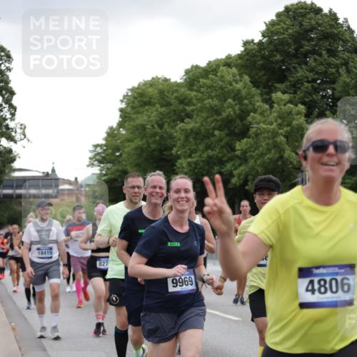 29.06.2025 - hella hamburg halbmarathon Jannik Wohlers http://msf.ph/oto/8145604 29.06.2025 10:47:05 Lombardsbrücke 1434, 1463, 1523, 1704, 2148, 2407, 2882, 2994, 3339, 4037, 4325, 4423, 4806, 4895, 4974, 4975, 5621, 5622, 5895, 6255, 6256, 6995, 7403, 7630, 7631, 8105, 8270, 8550, 8915, 8953, 9018, 9273, 9969, 9972, 10075, 10206, 11276, 11351, 11458, 11730, 11738, 13349, 13737, 13806, 13830, 13898, 13909, 14197, 14441, 14516, 14517, 15413, 15543, 16018, 16337, 16552, 16686, 17122, 17216, 17514, 18258, 18415, 18623, 18781, 18852, 18858 meine-sportfotos.de