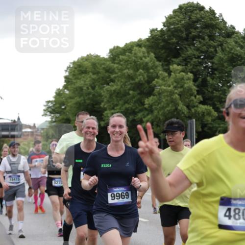 29.06.2025 - hella hamburg halbmarathon Jannik Wohlers http://msf.ph/oto/8145616 29.06.2025 10:47:06 Lombardsbrücke 1434, 1463, 1523, 2148, 2407, 2882, 2994, 3339, 4037, 4325, 4423, 4806, 4895, 4974, 4975, 5621, 5622, 5895, 6255, 6256, 6995, 7403, 7630, 7631, 7970, 8105, 8270, 8550, 8915, 8953, 9018, 9273, 9687, 9969, 9972, 10075, 10206, 11276, 11351, 11458, 11730, 11738, 13349, 13737, 13806, 13830, 13898, 13909, 14197, 14441, 14516, 14517, 15413, 15543, 16018, 16337, 16552, 16686, 17122, 17216, 17514, 18258, 18415, 18474, 18623, 18781, 18852, 18858 meine-sportfotos.de