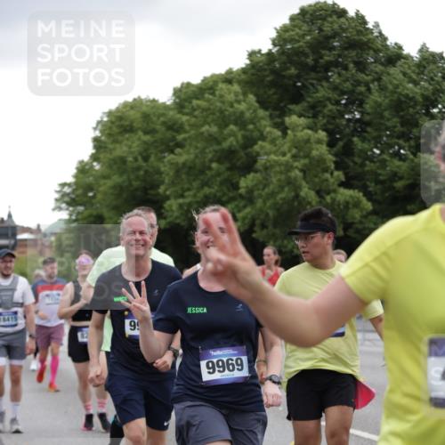 29.06.2025 - hella hamburg halbmarathon Jannik Wohlers http://msf.ph/oto/8145632 29.06.2025 10:47:06 Lombardsbrücke 1434, 1463, 1523, 2148, 2407, 2882, 2994, 3339, 4037, 4325, 4423, 4806, 4895, 4974, 4975, 5621, 5622, 5895, 6255, 6256, 6995, 7403, 7630, 7631, 7970, 8105, 8270, 8550, 8915, 8953, 9018, 9273, 9687, 9969, 9972, 10075, 10206, 11276, 11351, 11458, 11730, 11738, 13349, 13737, 13806, 13830, 13898, 13909, 14197, 14441, 14516, 14517, 15413, 15543, 16018, 16337, 16552, 16686, 17122, 17216, 17514, 18258, 18415, 18474, 18623, 18781, 18852, 18858 meine-sportfotos.de