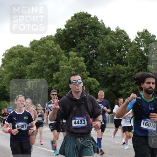 29.06.2025 - hella hamburg halbmarathon Jannik Wohlers http://msf.ph/oto/8145715 29.06.2025 10:47:16 Lombardsbrücke 1045, 1246, 1434, 1618, 1639, 1926, 2407, 2491, 2704, 2790, 2882, 3339, 4037, 4423, 5621, 5622, 7403, 7970, 8270, 8550, 9687, 10206, 10658, 10991, 11351, 11458, 11730, 11738, 11802, 11909, 12412, 12431, 12432, 12582, 13399, 13737, 13909, 14197, 15030, 15543, 15688, 16018, 16305, 16686, 17216, 18415, 18474, 18623 meine-sportfotos.de