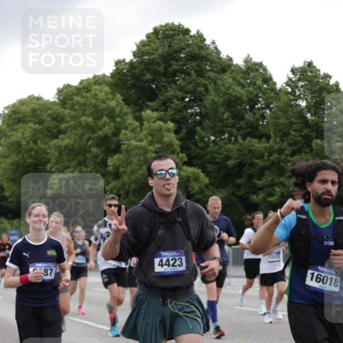 29.06.2025 - hella hamburg halbmarathon Jannik Wohlers http://msf.ph/oto/8145720 29.06.2025 10:47:16 Lombardsbrücke 1045, 1246, 1434, 1618, 1639, 1926, 2407, 2491, 2704, 2790, 2882, 3339, 4037, 4423, 5621, 5622, 7403, 7970, 8270, 8550, 9687, 10206, 10658, 10991, 11351, 11458, 11730, 11738, 11802, 11909, 12412, 12431, 12432, 12582, 13399, 13737, 13909, 14197, 15030, 15543, 15688, 16018, 16305, 16686, 17216, 18415, 18474, 18623 meine-sportfotos.de