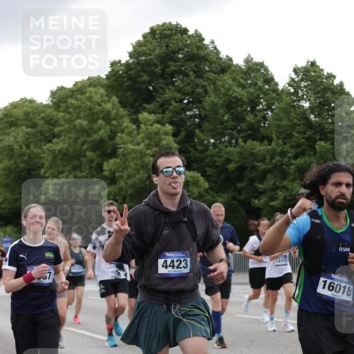 29.06.2025 - hella hamburg halbmarathon Jannik Wohlers http://msf.ph/oto/8145725 29.06.2025 10:47:16 Lombardsbrücke 1045, 1246, 1434, 1618, 1639, 1926, 2407, 2491, 2704, 2790, 2882, 3339, 4037, 4423, 5621, 5622, 7403, 7970, 8270, 8550, 9687, 10206, 10658, 10991, 11351, 11458, 11730, 11738, 11802, 11909, 12412, 12431, 12432, 12582, 13399, 13737, 13909, 14197, 15030, 15543, 15688, 16018, 16305, 16686, 17216, 18415, 18474, 18623 meine-sportfotos.de