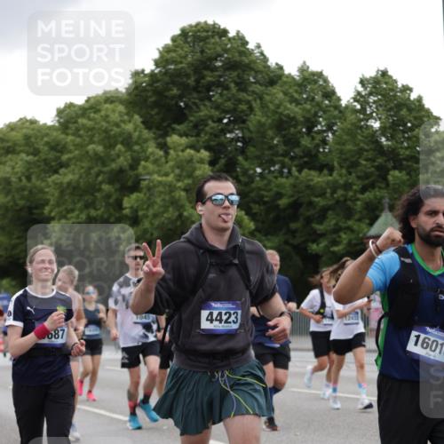 29.06.2025 - hella hamburg halbmarathon Jannik Wohlers http://msf.ph/oto/8145731 29.06.2025 10:47:16 Lombardsbrücke 1045, 1246, 1434, 1618, 1639, 1926, 2407, 2491, 2704, 2790, 2882, 3339, 4037, 4423, 5621, 5622, 7403, 7970, 8270, 8550, 9687, 10206, 10658, 10991, 11351, 11458, 11730, 11738, 11802, 11909, 12412, 12431, 12432, 12582, 13399, 13737, 13909, 14197, 15030, 15543, 15688, 16018, 16305, 16686, 17216, 18415, 18474, 18623 meine-sportfotos.de
