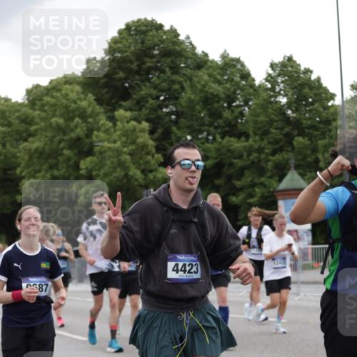 29.06.2025 - hella hamburg halbmarathon Jannik Wohlers http://msf.ph/oto/8145749 29.06.2025 10:47:16 Lombardsbrücke 1045, 1246, 1434, 1618, 1639, 1926, 2407, 2491, 2704, 2790, 2882, 3339, 4037, 4423, 5621, 5622, 7403, 7970, 8270, 8550, 9687, 10206, 10658, 10991, 11351, 11458, 11730, 11738, 11802, 11909, 12412, 12431, 12432, 12582, 13399, 13737, 13909, 14197, 15030, 15543, 15688, 16018, 16305, 16686, 17216, 18415, 18474, 18623 meine-sportfotos.de