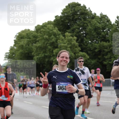 29.06.2025 - hella hamburg halbmarathon Jannik Wohlers http://msf.ph/oto/8145776 29.06.2025 10:47:17 Lombardsbrücke 1045, 1246, 1434, 1618, 1639, 1926, 2491, 2704, 2790, 2882, 3339, 4037, 4423, 5621, 5622, 7970, 8270, 8550, 9687, 10206, 10658, 10991, 11351, 11458, 11730, 11738, 11802, 11909, 11923, 12412, 12431, 12432, 12582, 13399, 13737, 13909, 14197, 15030, 15543, 15688, 16018, 16305, 16356, 16686, 17216, 18415, 18474, 18623, 19062 meine-sportfotos.de