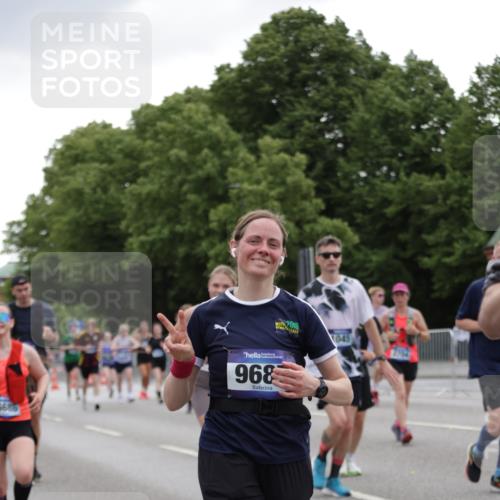 29.06.2025 - hella hamburg halbmarathon Jannik Wohlers http://msf.ph/oto/8145783 29.06.2025 10:47:17 Lombardsbrücke 1045, 1246, 1434, 1618, 1639, 1926, 2491, 2704, 2790, 2882, 3339, 4037, 4423, 5621, 5622, 7970, 8270, 8550, 9687, 10206, 10658, 10991, 11351, 11458, 11730, 11738, 11802, 11909, 11923, 12412, 12431, 12432, 12582, 13399, 13737, 13909, 14197, 15030, 15543, 15688, 16018, 16305, 16356, 16686, 17216, 18415, 18474, 18623, 19062 meine-sportfotos.de