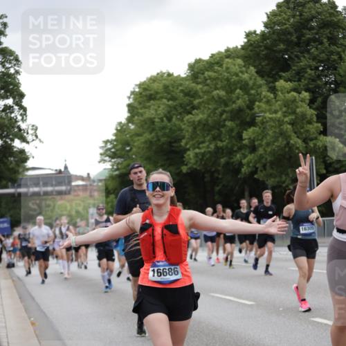 29.06.2025 - hella hamburg halbmarathon Jannik Wohlers http://msf.ph/oto/8145817 29.06.2025 10:47:18 Lombardsbrücke 1045, 1246, 1434, 1618, 1639, 1926, 2491, 2545, 2704, 2790, 2882, 3049, 4037, 4423, 5621, 5622, 7427, 7970, 8270, 8310, 8550, 9687, 9696, 9697, 10658, 10991, 11351, 11458, 11730, 11738, 11802, 11909, 11923, 12412, 12431, 12432, 12582, 13399, 13737, 13909, 14197, 14800, 15030, 15543, 15688, 16018, 16305, 16356, 16686, 17216, 18474, 18623, 19062 meine-sportfotos.de