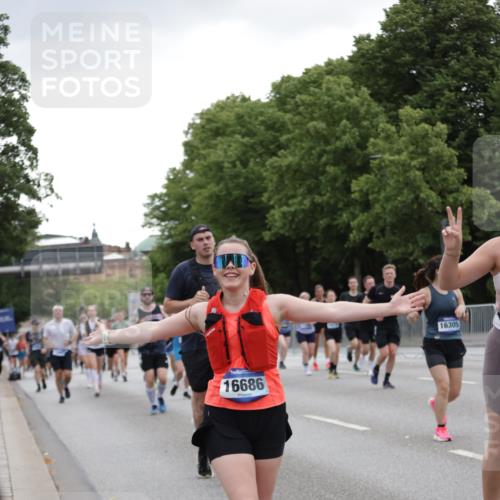 29.06.2025 - hella hamburg halbmarathon Jannik Wohlers http://msf.ph/oto/8145820 29.06.2025 10:47:18 Lombardsbrücke 1045, 1246, 1434, 1618, 1639, 1926, 2491, 2545, 2704, 2790, 2882, 3049, 4037, 4423, 5621, 5622, 7427, 7970, 8270, 8310, 8550, 9687, 9696, 9697, 10658, 10991, 11351, 11458, 11730, 11738, 11802, 11909, 11923, 12412, 12431, 12432, 12582, 13399, 13737, 13909, 14197, 14800, 15030, 15543, 15688, 16018, 16305, 16356, 16686, 17216, 18474, 18623, 19062 meine-sportfotos.de