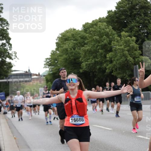 29.06.2025 - hella hamburg halbmarathon Jannik Wohlers http://msf.ph/oto/8145825 29.06.2025 10:47:18 Lombardsbrücke 1045, 1246, 1434, 1618, 1639, 1926, 2491, 2545, 2704, 2790, 2882, 3049, 4037, 4423, 5621, 5622, 7427, 7970, 8270, 8310, 8550, 9687, 9696, 9697, 10658, 10991, 11351, 11458, 11730, 11738, 11802, 11909, 11923, 12412, 12431, 12432, 12582, 13399, 13737, 13909, 14197, 14800, 15030, 15543, 15688, 16018, 16305, 16356, 16686, 17216, 18474, 18623, 19062 meine-sportfotos.de