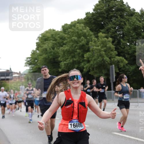 29.06.2025 - hella hamburg halbmarathon Jannik Wohlers http://msf.ph/oto/8145829 29.06.2025 10:47:19 Lombardsbrücke 1045, 1246, 1434, 1618, 1639, 1926, 2491, 2545, 2704, 2790, 2882, 3049, 4037, 4423, 5621, 5622, 7427, 7970, 8310, 8550, 9687, 9696, 9697, 10658, 10991, 11351, 11458, 11730, 11802, 11909, 11923, 12412, 12431, 12432, 12582, 13399, 14197, 14222, 14800, 15030, 15543, 15688, 16018, 16305, 16356, 16686, 17216, 18474, 18623, 19062 meine-sportfotos.de