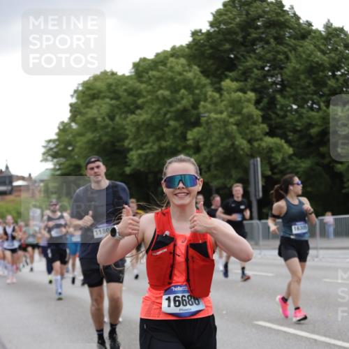 29.06.2025 - hella hamburg halbmarathon Jannik Wohlers http://msf.ph/oto/8145838 29.06.2025 10:47:19 Lombardsbrücke 1045, 1246, 1434, 1618, 1639, 1926, 2491, 2545, 2704, 2790, 2882, 3049, 4037, 4423, 5621, 5622, 7427, 7970, 8310, 8550, 9687, 9696, 9697, 10658, 10991, 11351, 11458, 11730, 11802, 11909, 11923, 12412, 12431, 12432, 12582, 13399, 14197, 14222, 14800, 15030, 15543, 15688, 16018, 16305, 16356, 16686, 17216, 18474, 18623, 19062 meine-sportfotos.de