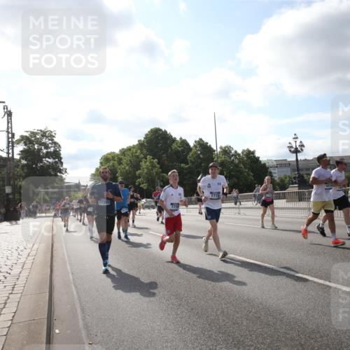 29.06.2025 - hella hamburg halbmarathon Jannik Wohlers http://msf.ph/oto/8145877 29.06.2025 09:58:37 Lombardsbrücke 1410, 1485, 1715, 1719, 1972, 2741, 2911, 3037, 3334, 3715, 5391, 6294, 6399, 6629, 7033, 7232, 7732, 7864, 8068, 8721, 8772, 8798, 9655, 9727, 9770, 9884, 10488, 11041, 11542, 11588, 11589, 11604, 11612, 11976, 12135, 12495, 12527, 13654, 13869, 13997, 15407, 15446, 15497, 15516, 16292, 16467, 17383, 17828, 18000, 18133, 18181, 18308, 18340, 18746, 18835, 19047, 19152 meine-sportfotos.de