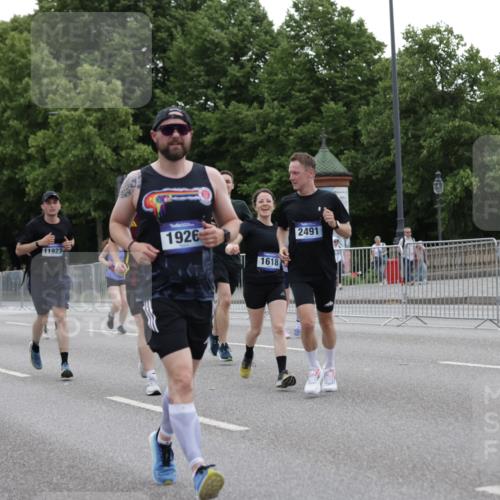 29.06.2025 - hella hamburg halbmarathon Jannik Wohlers http://msf.ph/oto/8145933 29.06.2025 10:47:23 Lombardsbrücke 1045, 1246, 1392, 1618, 1639, 1926, 2197, 2491, 2545, 2704, 2790, 2882, 3049, 4423, 4856, 5886, 7427, 7970, 8077, 8310, 8550, 8774, 9687, 9696, 9697, 10658, 10991, 11802, 11909, 11923, 12412, 12431, 12432, 12582, 13399, 14222, 14800, 15030, 15541, 15543, 15688, 15730, 16018, 16305, 16356, 16686, 18474, 18623, 19062 meine-sportfotos.de
