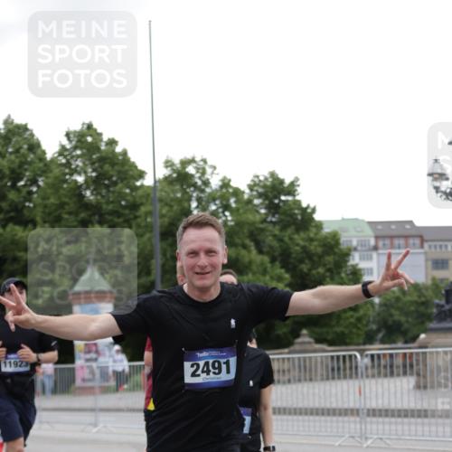 29.06.2025 - hella hamburg halbmarathon Jannik Wohlers http://msf.ph/oto/8145935 29.06.2025 10:47:25 Lombardsbrücke 1045, 1246, 1392, 1618, 1639, 1926, 2197, 2491, 2545, 2704, 2790, 3049, 4423, 4856, 5886, 7240, 7427, 7970, 8077, 8310, 8550, 8774, 9687, 9696, 9697, 10658, 10991, 11802, 11909, 11923, 12157, 12412, 12431, 12432, 12480, 12582, 13399, 14222, 14800, 15030, 15541, 15543, 15688, 15730, 16305, 16356, 16686, 18474, 19062 meine-sportfotos.de