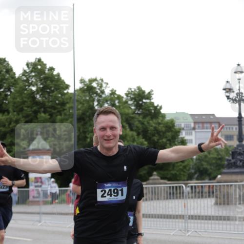 29.06.2025 - hella hamburg halbmarathon Jannik Wohlers http://msf.ph/oto/8145940 29.06.2025 10:47:25 Lombardsbrücke 1045, 1246, 1392, 1618, 1639, 1926, 2197, 2491, 2545, 2704, 2790, 3049, 4423, 4856, 5886, 7240, 7427, 7970, 8077, 8310, 8550, 8774, 9687, 9696, 9697, 10658, 10991, 11802, 11909, 11923, 12157, 12412, 12431, 12432, 12480, 12582, 13399, 14222, 14800, 15030, 15541, 15543, 15688, 15730, 16305, 16356, 16686, 18474, 19062 meine-sportfotos.de